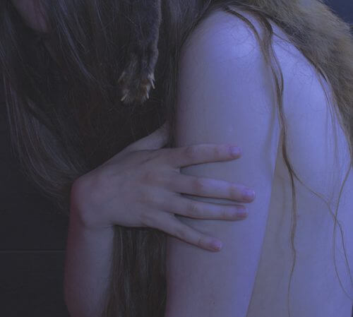 Mulher triste e chorando