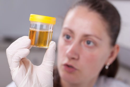 Mulher fazendo teste na urina