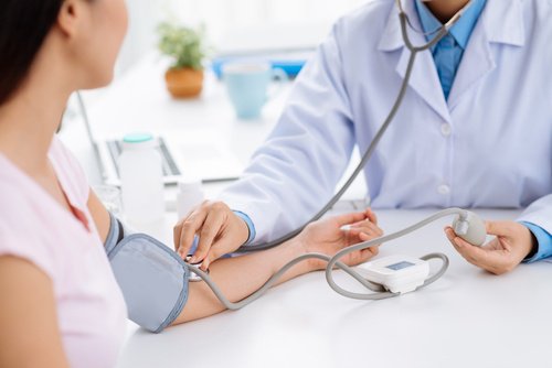Não dormir o suficiente pode gerar um aumento na pressão arterial