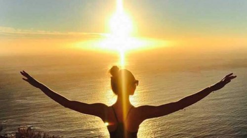 Mulher olhando o caminho do sol