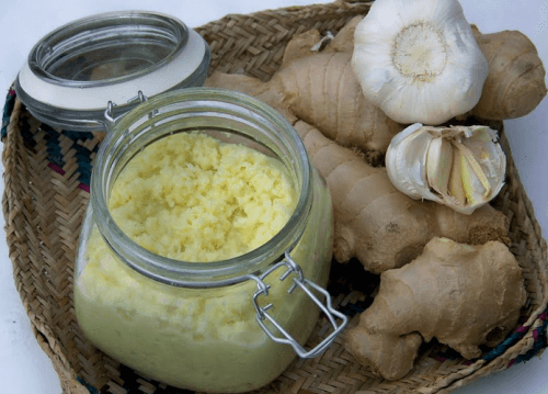Remédio caseiro de gengibre e alho