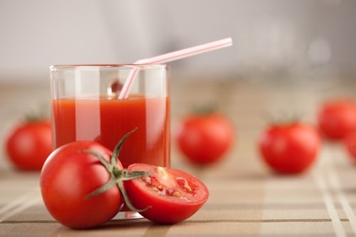 O suco de tomate pode ajudar a fechar os poros dilatados