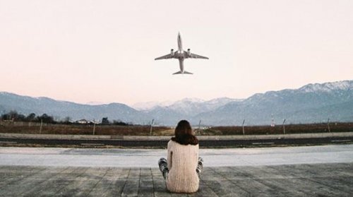 Mulher no caminho ao aeroporto