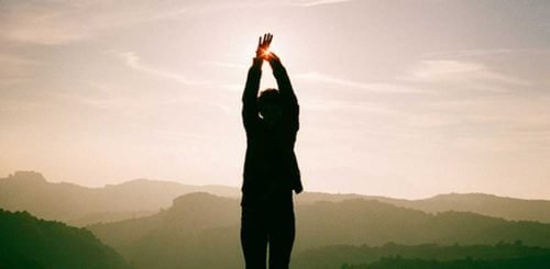 Pessoa feliz sendo ela mesma