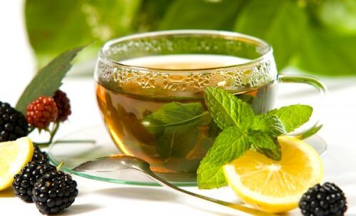 Bebida de chá verde, limão e gengibre