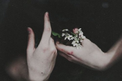 Mão com flor