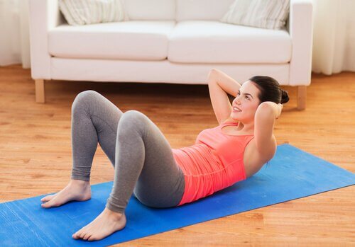 Mulher fazendo exercício abdominais