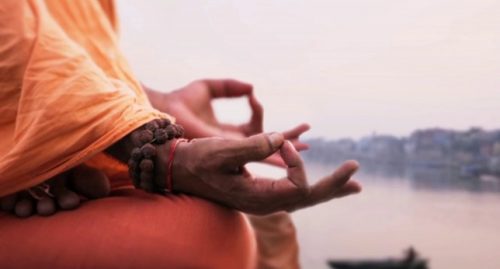 Mãos meditando