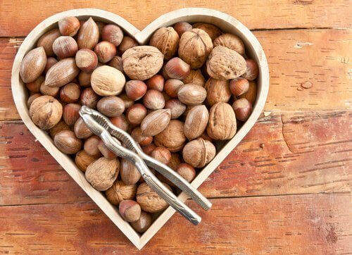 Frutos secos em coração