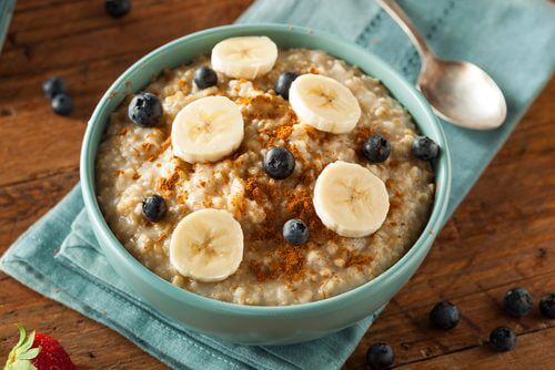 Aveia com banana e mirtilos para controlar o colesterol