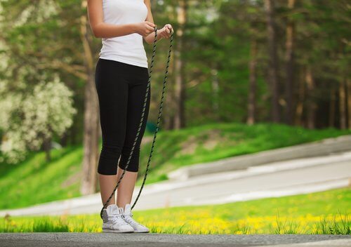 Pular cordaé um exercício para ficar em forma