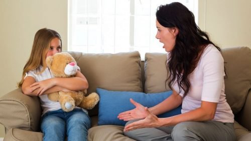 Mãe discutindo com a filha