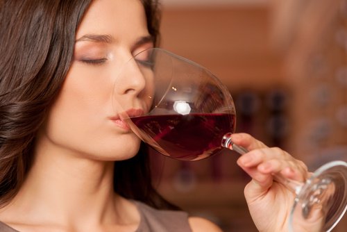 O álcool pode desencadear tiques oculares