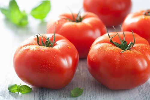 Máscara de tomate para clarear a pele