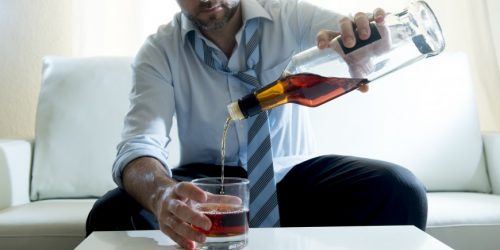 Homem com vício no álcool