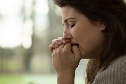 Mulher fazendo exercícios para controlar a ansiedade