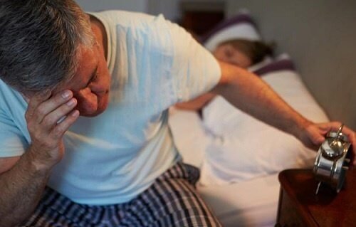 Homem levantando para tomar seu antidepressivo