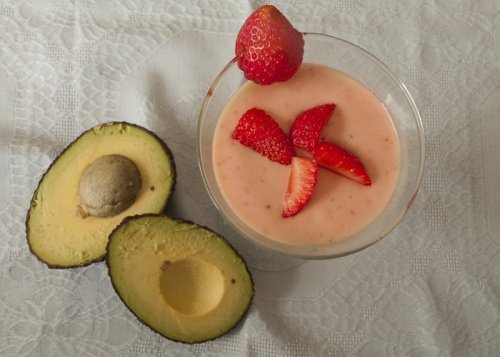 Abacate com frutos vermelhos para pessoas com fibromialgia