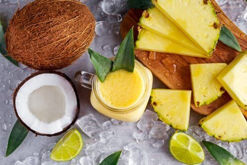 Bebida de coco, abacaxi e gengibre para perder peso e eliminar líquidos
