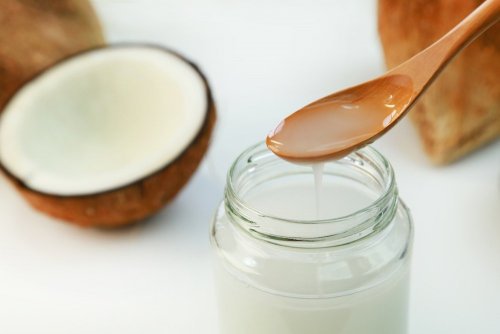 Esfoliante de azeite de coco e sal grosso para amaciar os calos dos pés