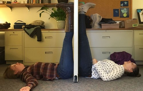 Duas amigas colocando as pernas para o alto