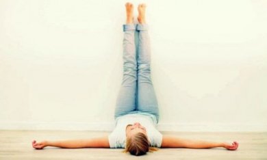 Coloque suas pernas para o alto por 20 minutos todos os dias