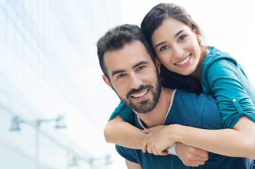 O casal feliz compartilha atividades