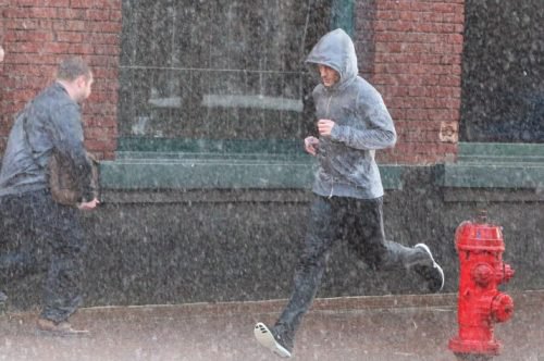 Homem correndo na chuva
