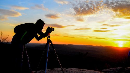 Homem se dedicando ao seu hobby de fotografia