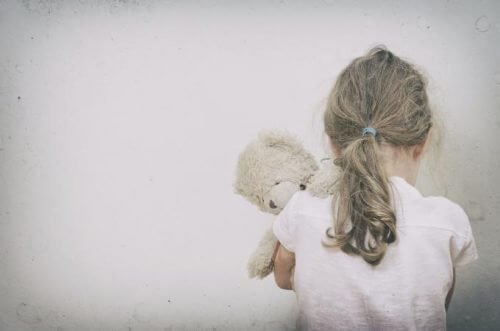 Menina com falta de apego infantil
