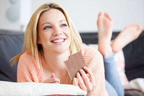 Mulher comendo chocolate