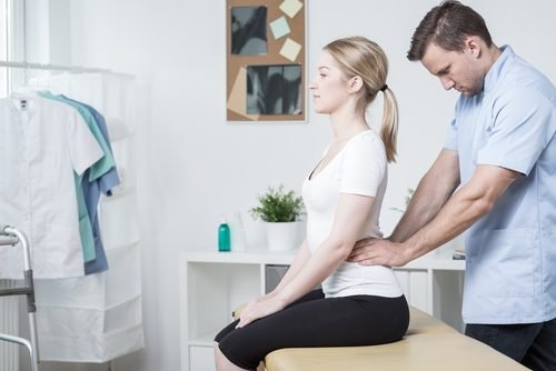Médico tratando dor lombar de paciente