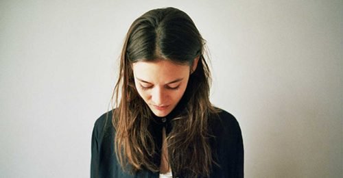 Mulher que não para de remoer pensamento