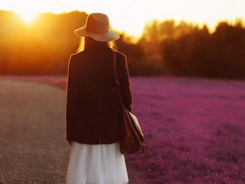 Mulher buscando a felicidade