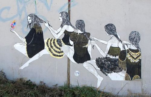 mulheres-fazendo-trancas-nos-cabelos