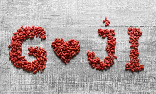 Palavra escrita com bagas de goji