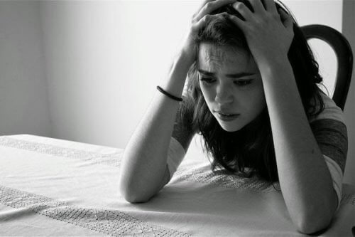 Mulher preocupada remoendo pensamento