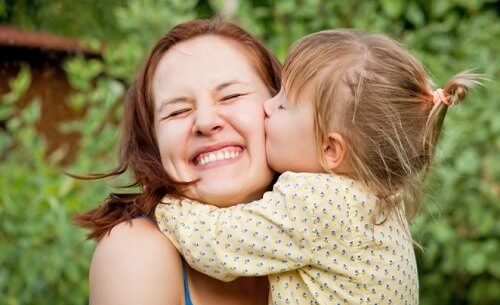 Filha beijando mãe