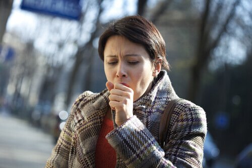 Mulher tossindo por causa do câncer de pulmão