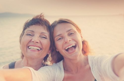 Mãe e filha sorrindo