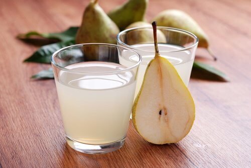 Suco de pera para eliminar resíduos do cólon