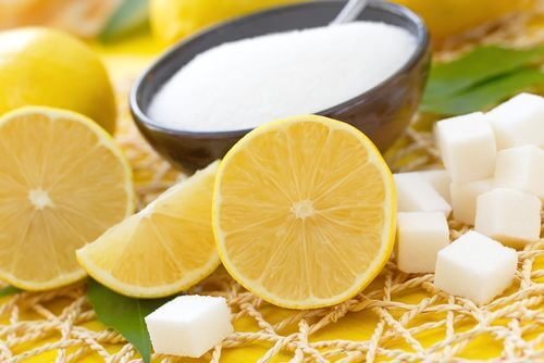 Esfoliar a pele com limão e açúcar