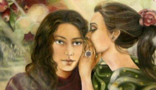 Mulher contando segredo à outra