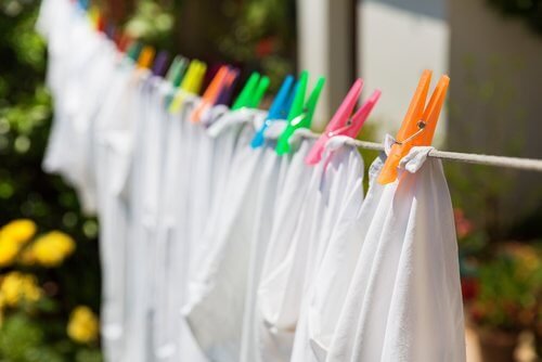 8 truques que vão tornar suas roupas brancas novamente