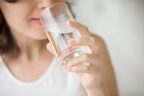 Beber muita água para manter a saúde cerebral