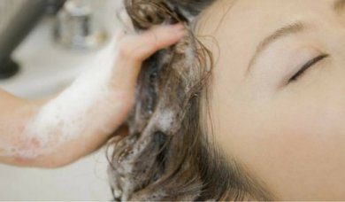 Sabia que você vem lavando seu cabelo errado toda sua vida?