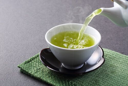 O chá verde pode ajudar a queimar gordura