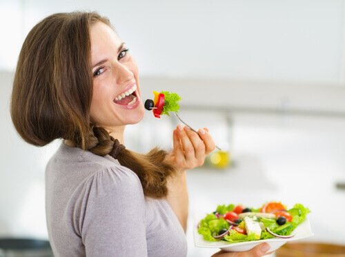 Mulher comendo frutas para evitar retenção de líquidos