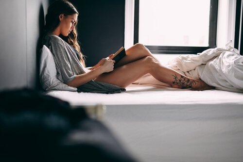 Mulher lendo na cama