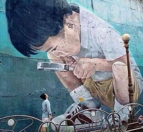 Pintura de criança observando adulto com lupa